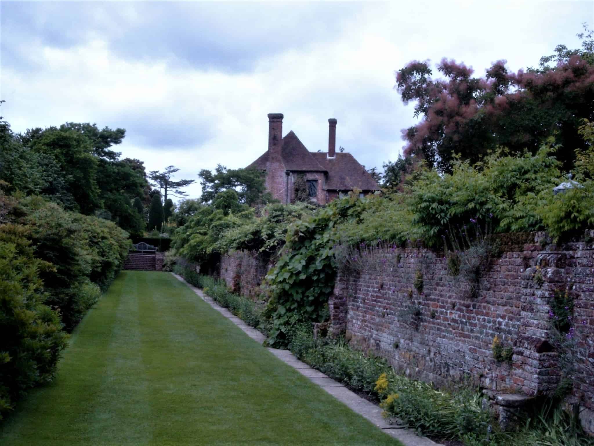 Walled garden – ein Garten hinter hohen Mauern - nachgeharkt